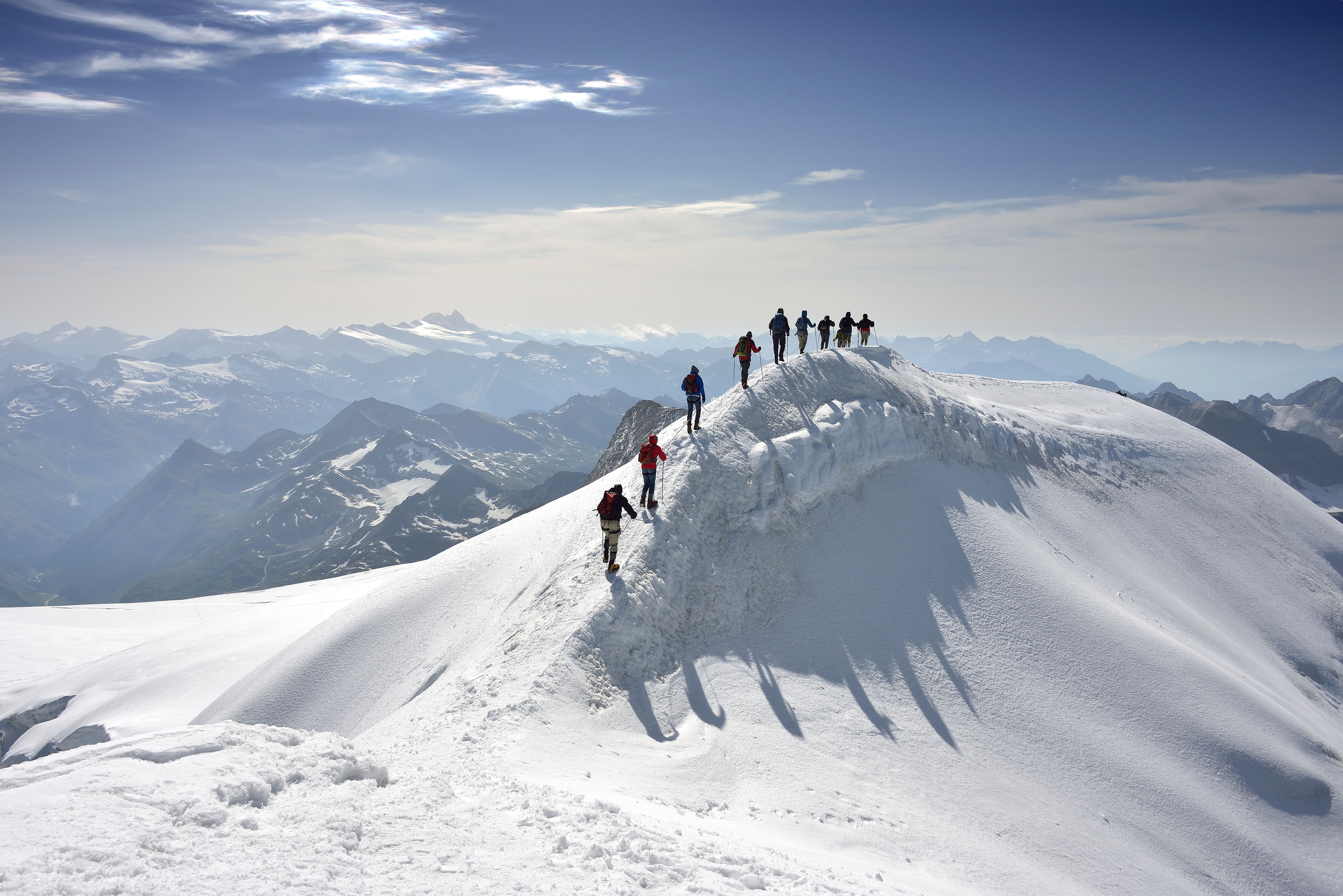 Eine Gruppe Schneeschuhwanderer auf dem Großvenediger